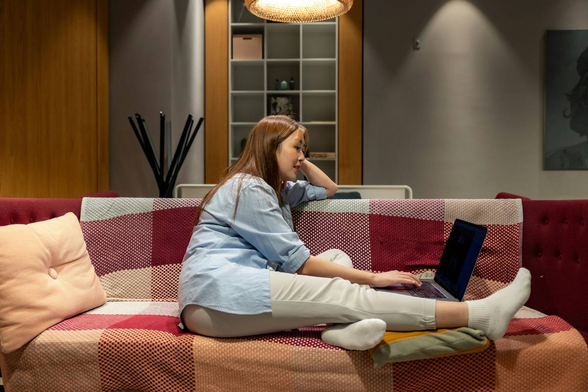 How Freelance Proofreading Women Can Turn Editing Skills Into a Thriving Side Hustle (Without Burning Out)