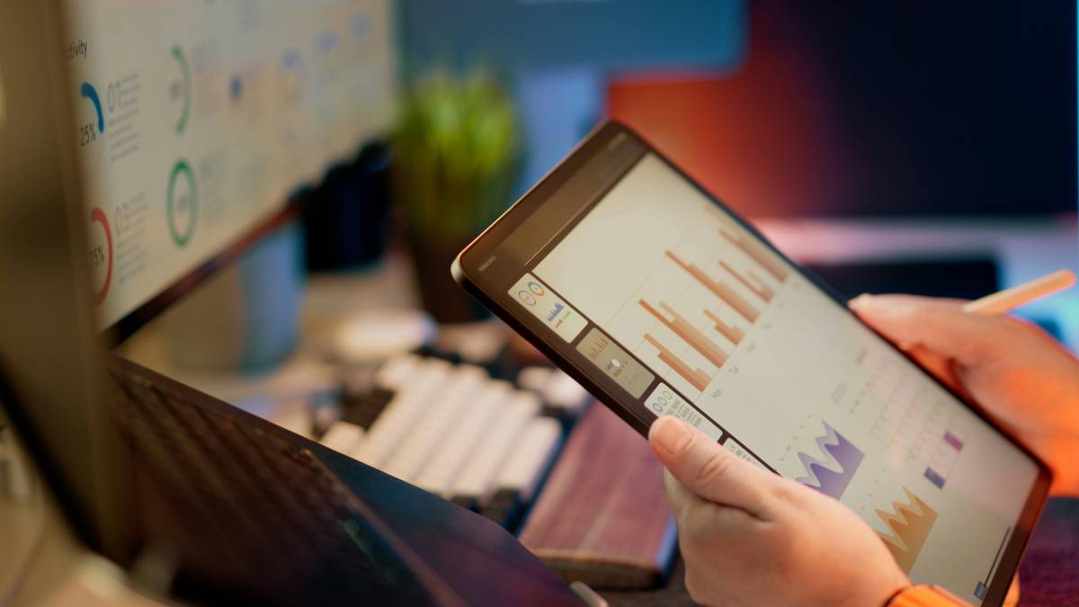 Bar chart showing average landing page conversion rates by industry: Finance at 2.1%, E-commerce at 2.8%, SaaS at 4.4%