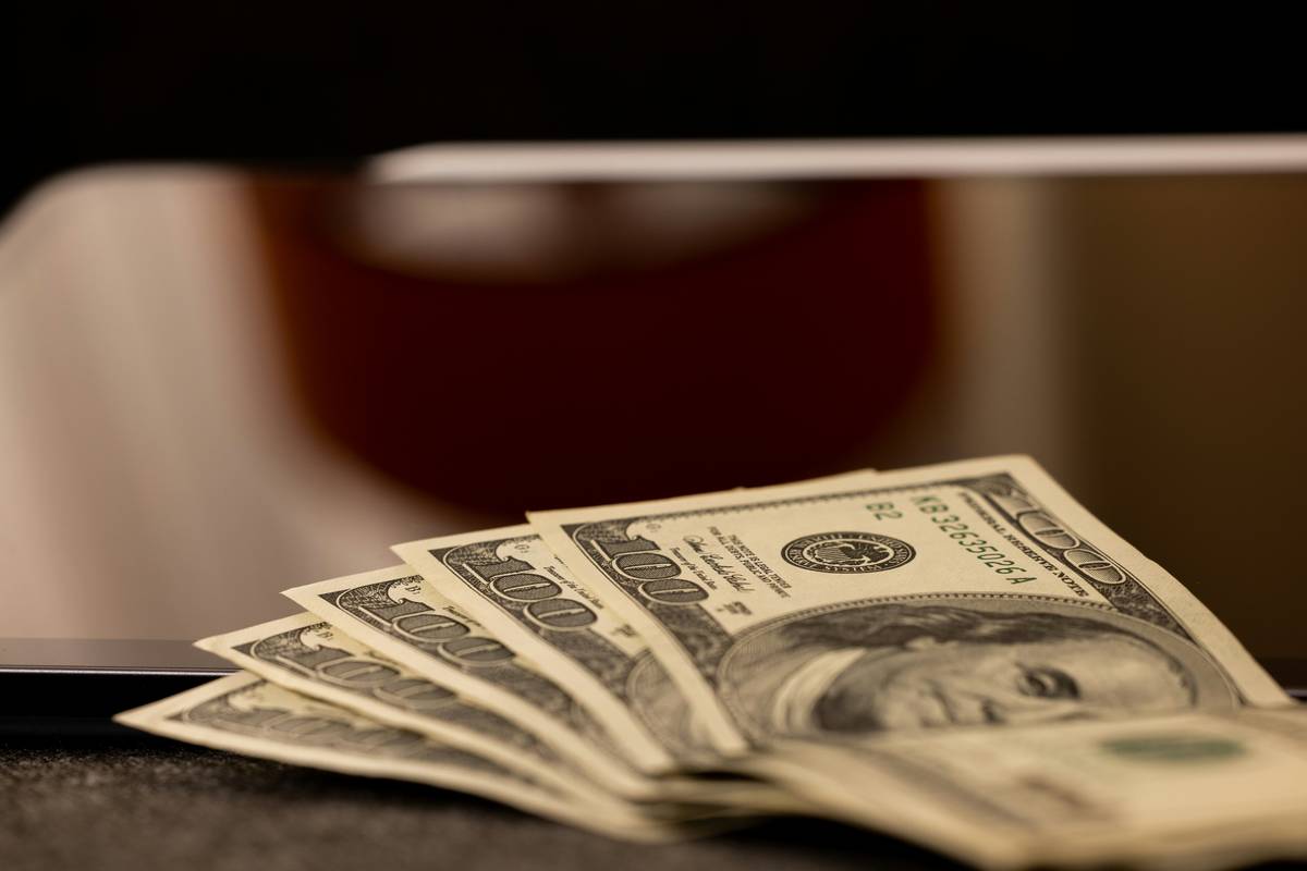 Bar chart showing social media manager pay ranges by experience level: beginner ($25–$50/hr), intermediate ($50–$100/hr), expert ($100–$200+/hr)