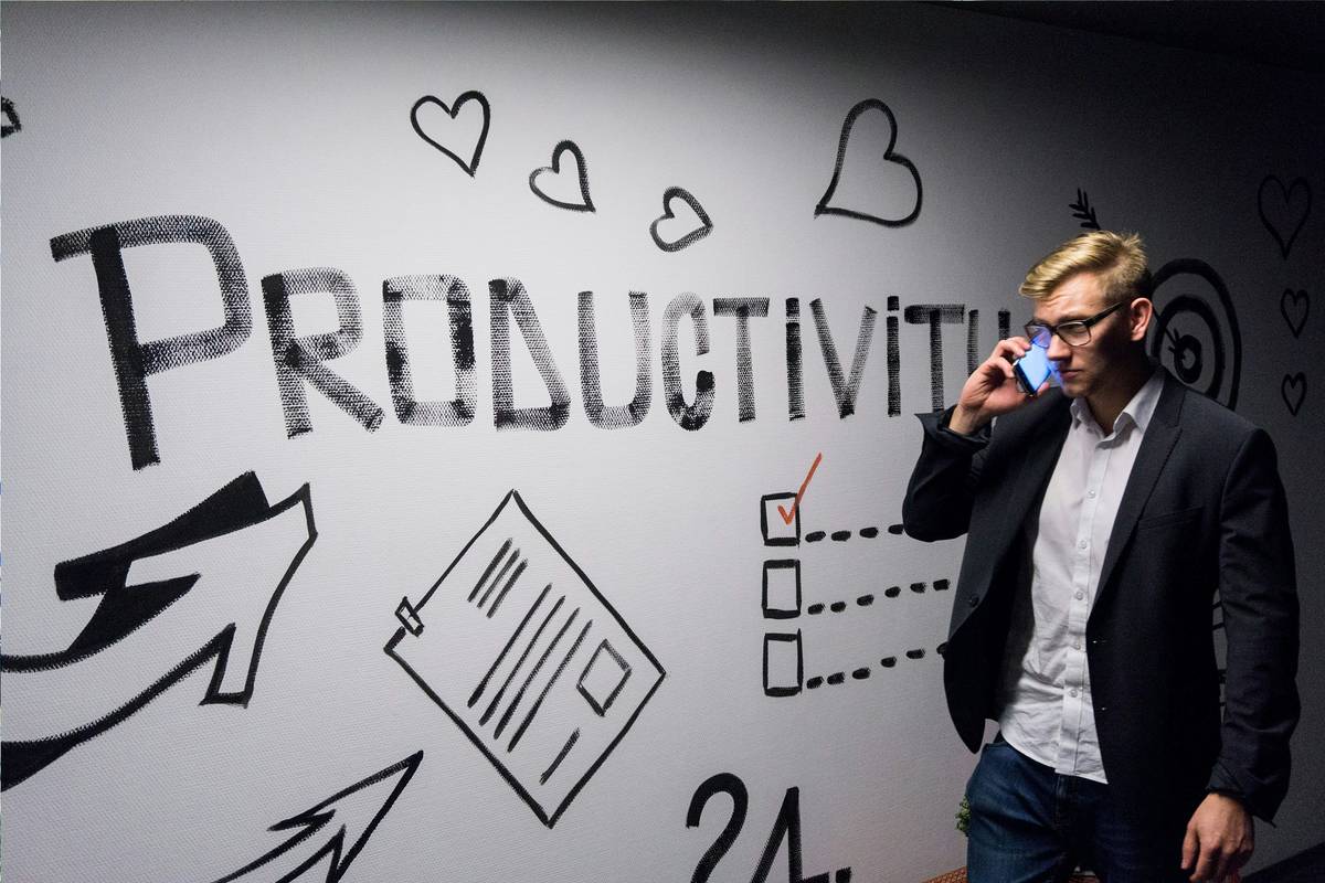 Why Your Solopreneur Side Hustle Is Bleeding Clients (And the Right CRM for Solopreneurs Can Fix It)